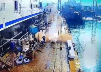 İstanbul Tuzla’da tersanedeki gaz kapağının patladığı anlar kameraya yansıdı