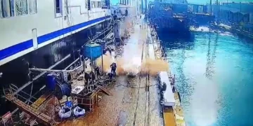 İstanbul Tuzla’da tersanedeki gaz kapağının patladığı anlar kameraya yansıdı