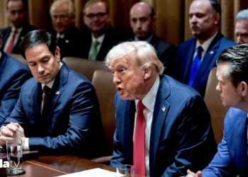 Trump ilk kabine toplantısını dualarla açtı