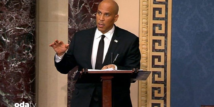 ABD’li senatör 20 saatten fazladır konuşuyor