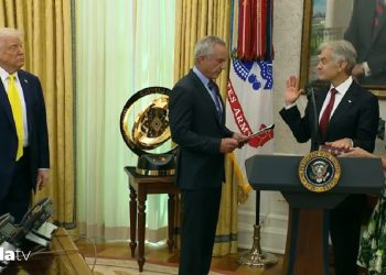 Mehmet Öz İncil’e el basarak yemin etti