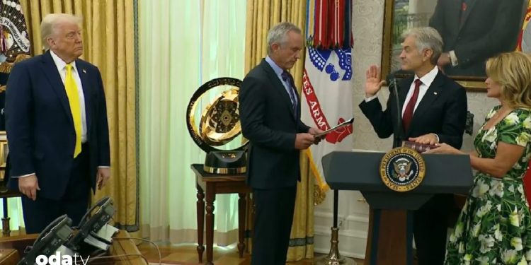 Mehmet Öz İncil’e el basarak yemin etti