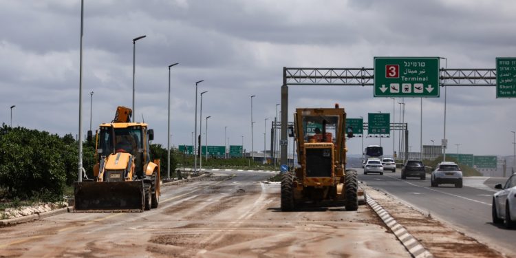 Husiler, İsrail’de havalimanını vurdu