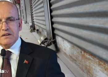 Yeni Şafak, Mehmet Şimşek’in peşini bırakmıyor: Batıyoruz